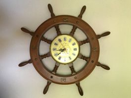 Uhr in Schiffsteuerrad aus Holz