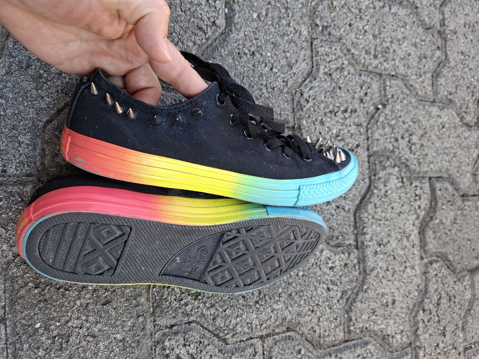 Converse Damenschuhe: Converse Chuck Taylor rainbow spikes Grösse 38 – Gebraucht aus Hinwil von jasangarria 1