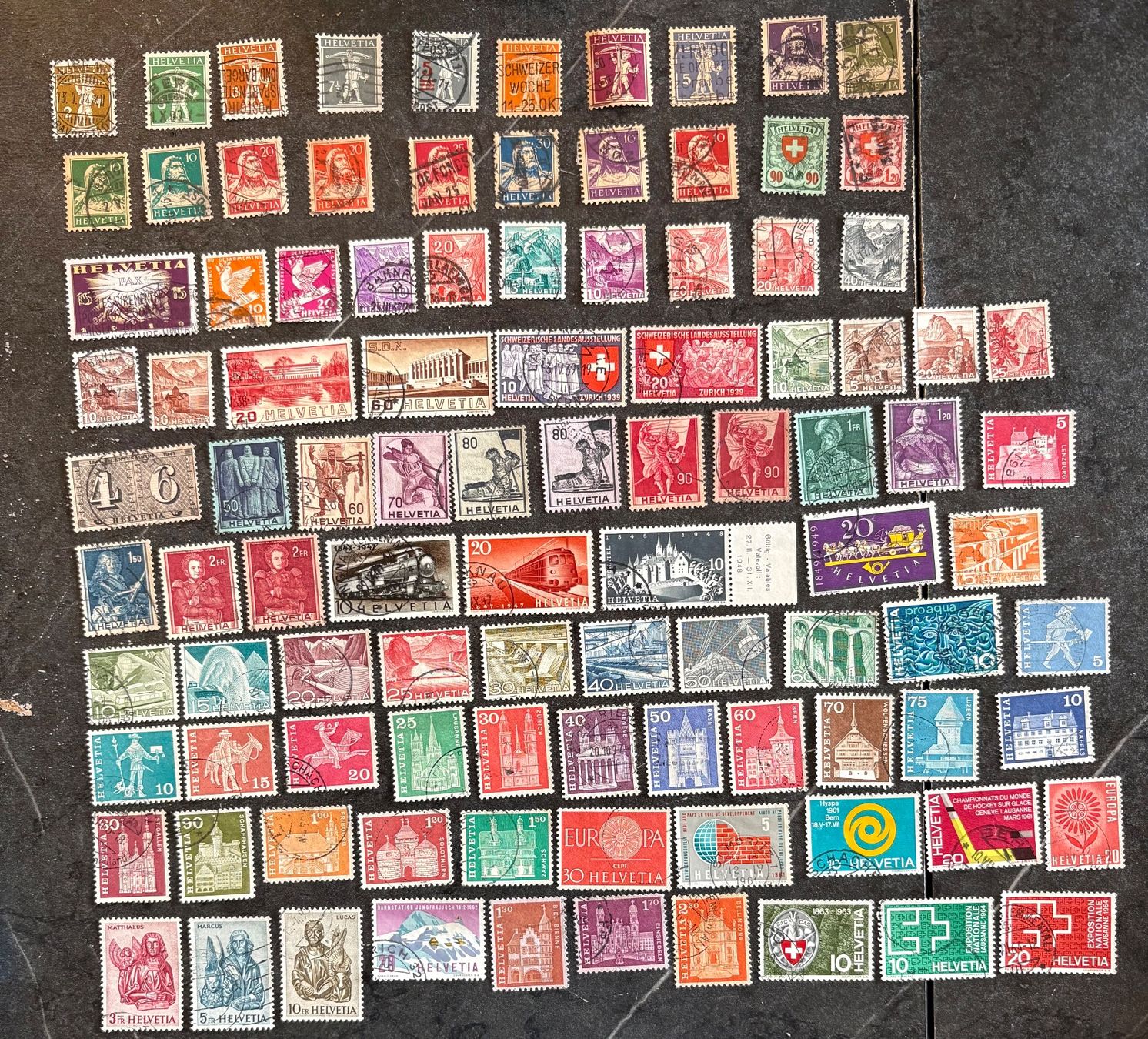 Tutti i francobolli: Lot 100 Briefmarken ab alt – Usato da St-Légier-Chiésaz venduto da Theo006