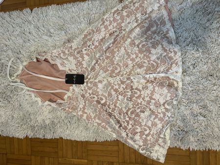 Robe rose avec dentelle blanche 