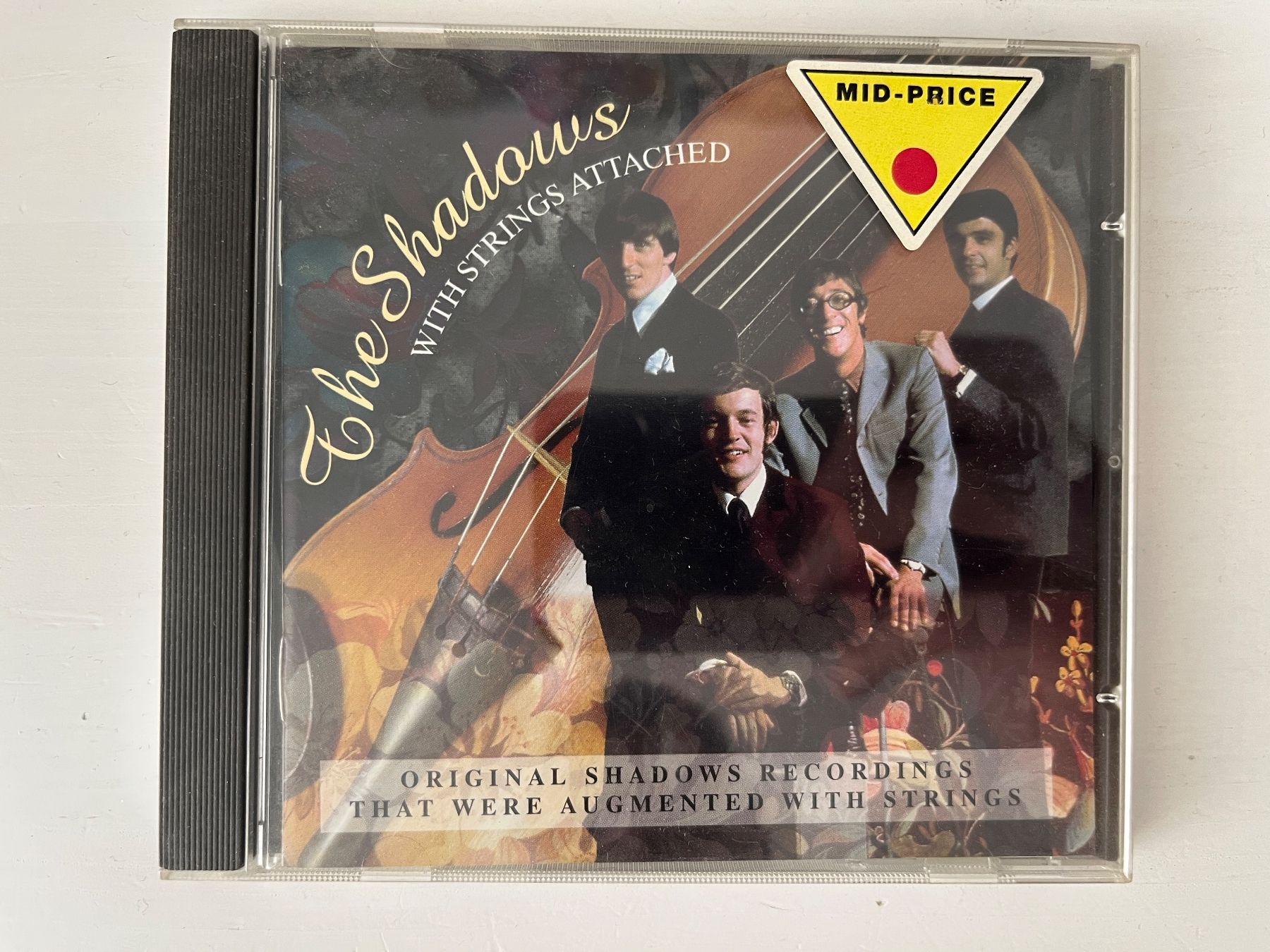 CD: The Shadows - With Strings Attached CD 💿 – Usato da Sierre venduto da black.box