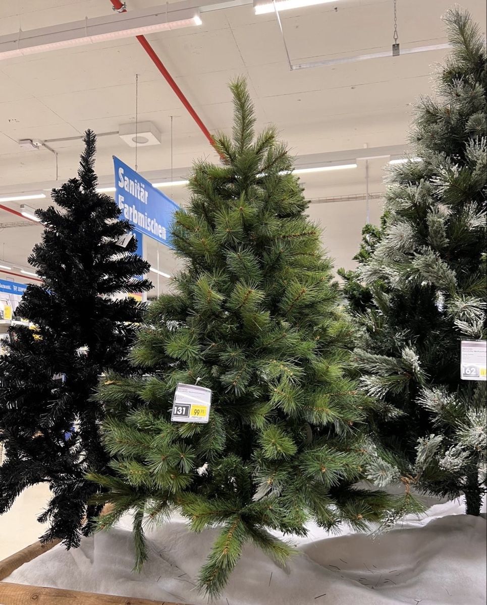 Alle Dekorationen: Künstlicher Weihnachtsbaum mit Lichterkette – Gebraucht aus Landquart von vision22850
