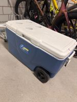 Große Kühlbox auf Rädern