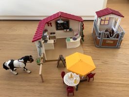 Schleich Pferdehof Cafe mit Zubehör und Pferdebox