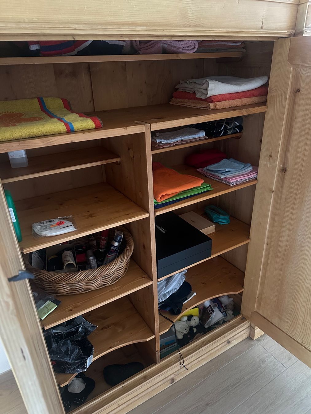Schränke: Holzschrank (antik) – Gebraucht aus Hirzel von Harp079340 1