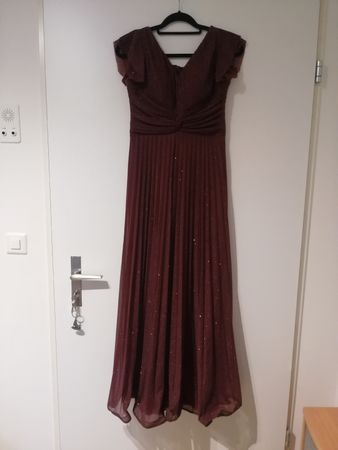 Elegantes dunkelrotes Abendkleid