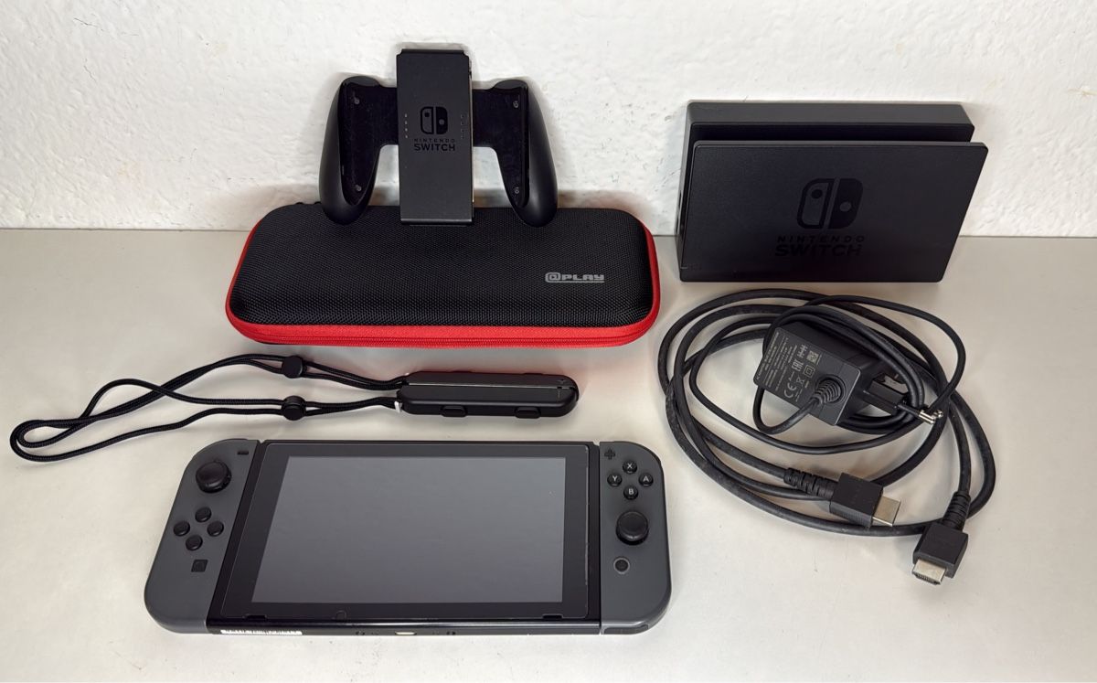 Nintendo Console: Nintendo Switch grey - complete set with a screen protector! – Usato da Ehrendingen venduto da bubulence