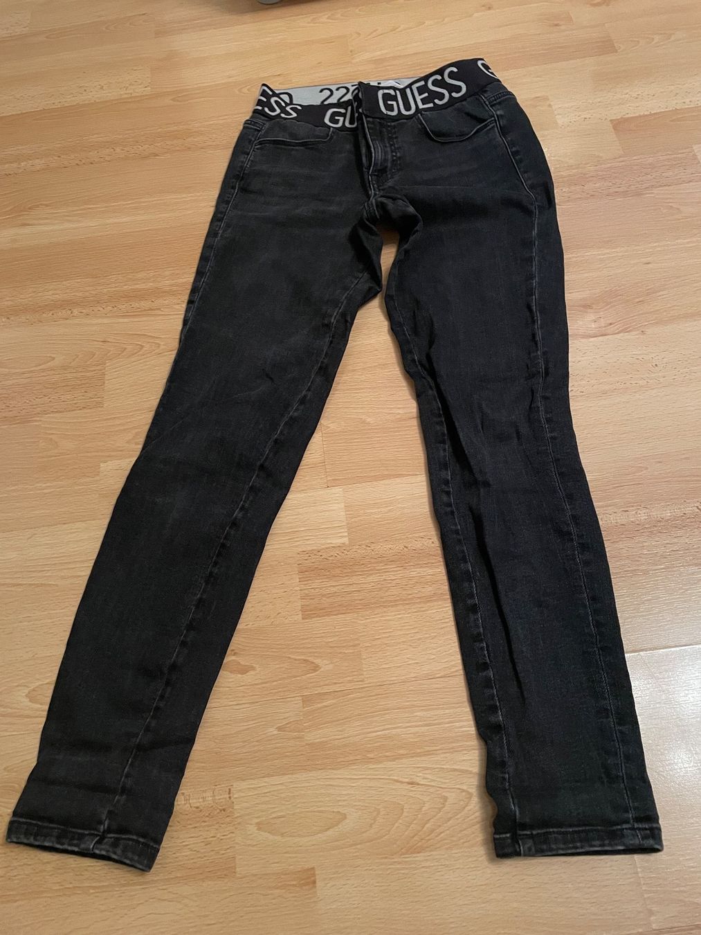 Guess Jeans: Guess schwarze Damenjeans – Usato da Gossau ZH venduto da SistersBeauty