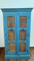 Schrank blau mit Holzschnitzereien