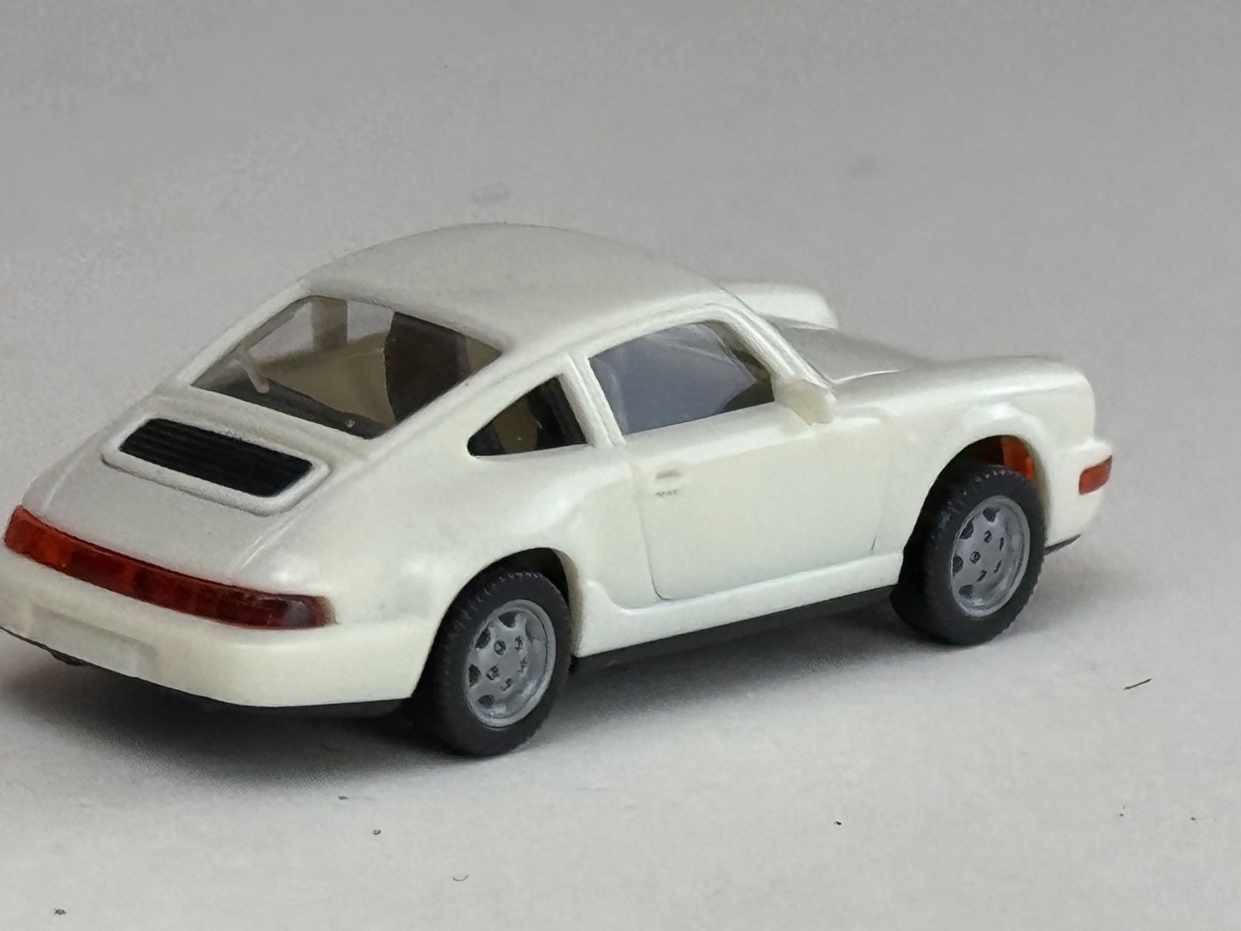 Wiking Modellini d'auto: Porsche Carrera 4 Coupe  weiss – Usato da Elm venduto da Wikmtz 1