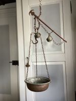 Alte Balkenwaage mit Kupferkessel