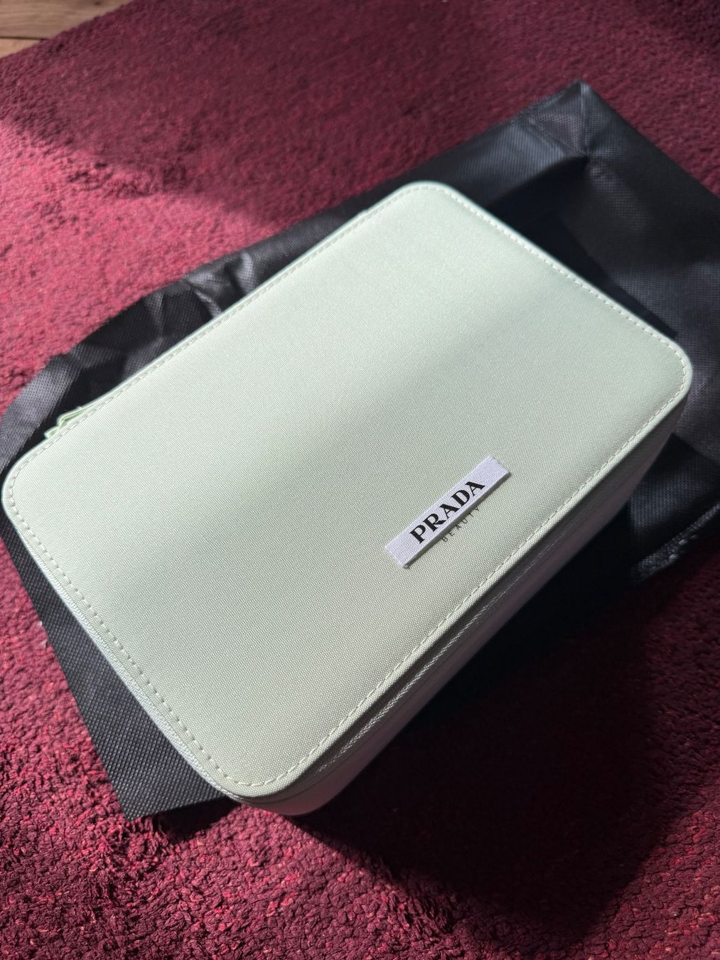 Prada Trousses de maquillage: Prada Beauty Green Vanity  – Neuf avec emballage d'origine à Luzern par sas_r89l 1