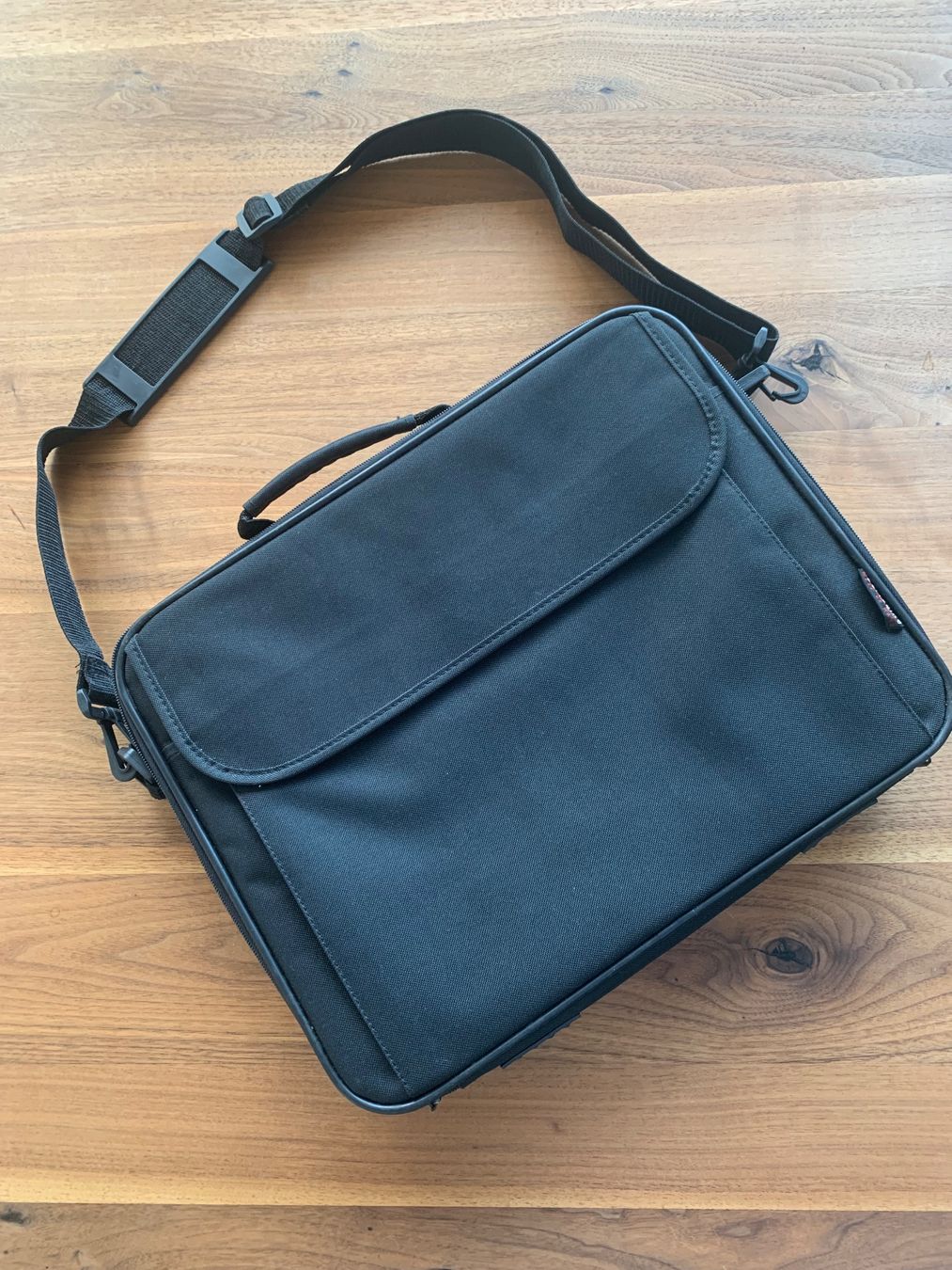 Valigie & Borse: Laptoptasche – Nuovo (secondo la descrizione) da Erlenbach ZH venduto da Syssi_C