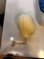 Kopf mit Wandhalterung