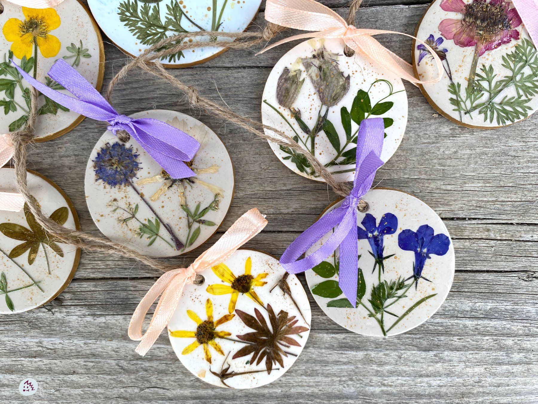 Tutte le decorazioni: Geschenkanhänger, Ton Figur, Deko, Blumen – Nuovo e nell'imballaggio originale da Fanas venduto da Omibia 3