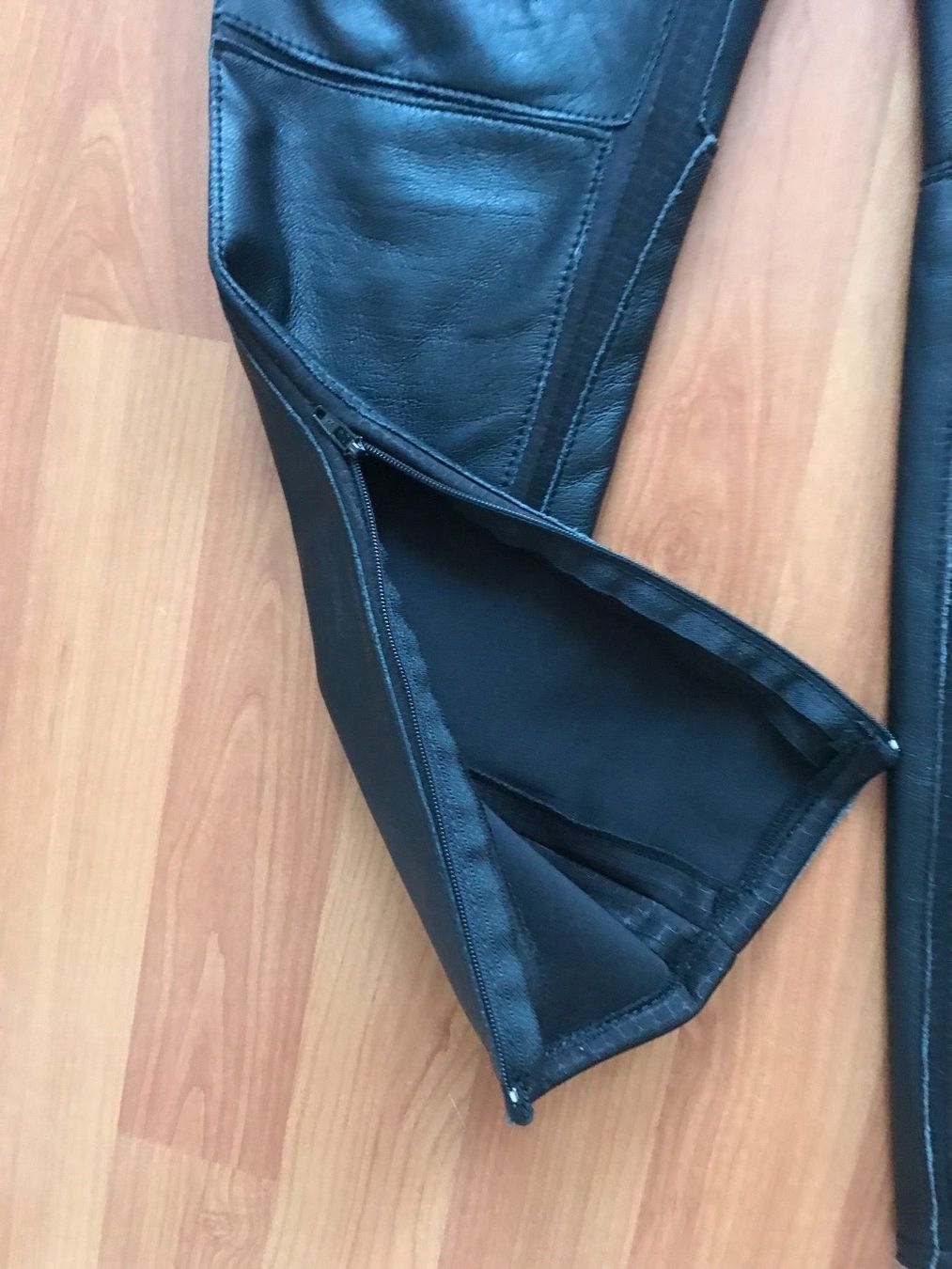 Pantaloni: Leder Hose isoliert – Usato da St.Gallen venduto da tze_g7lv 2
