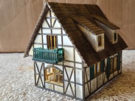 hübsches Dorfhaus mit Fachwerk und grünem Balkon Vollmer H0