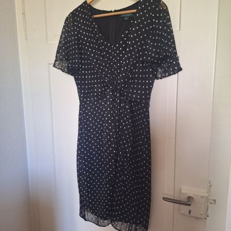 Kleid, schwarz mit weissen Tupfen, steht Ralph Lauren darauf