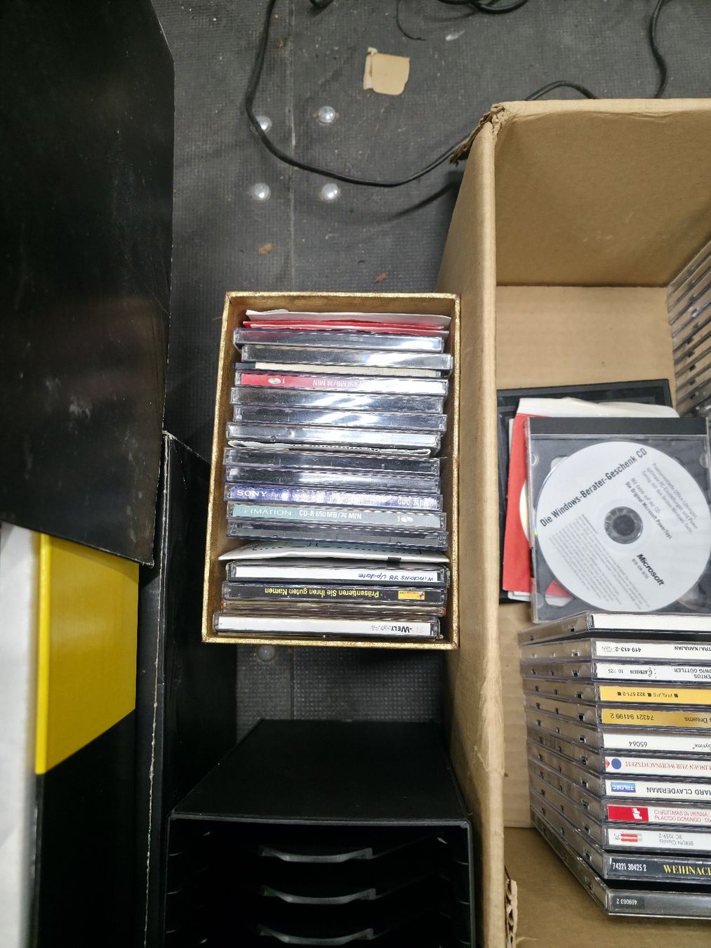CD: Sammlung CD's / PC-Programme / Leere CD-Hüllen / CD-Fächer – Difettoso da Dietlikon venduto da litisop 2