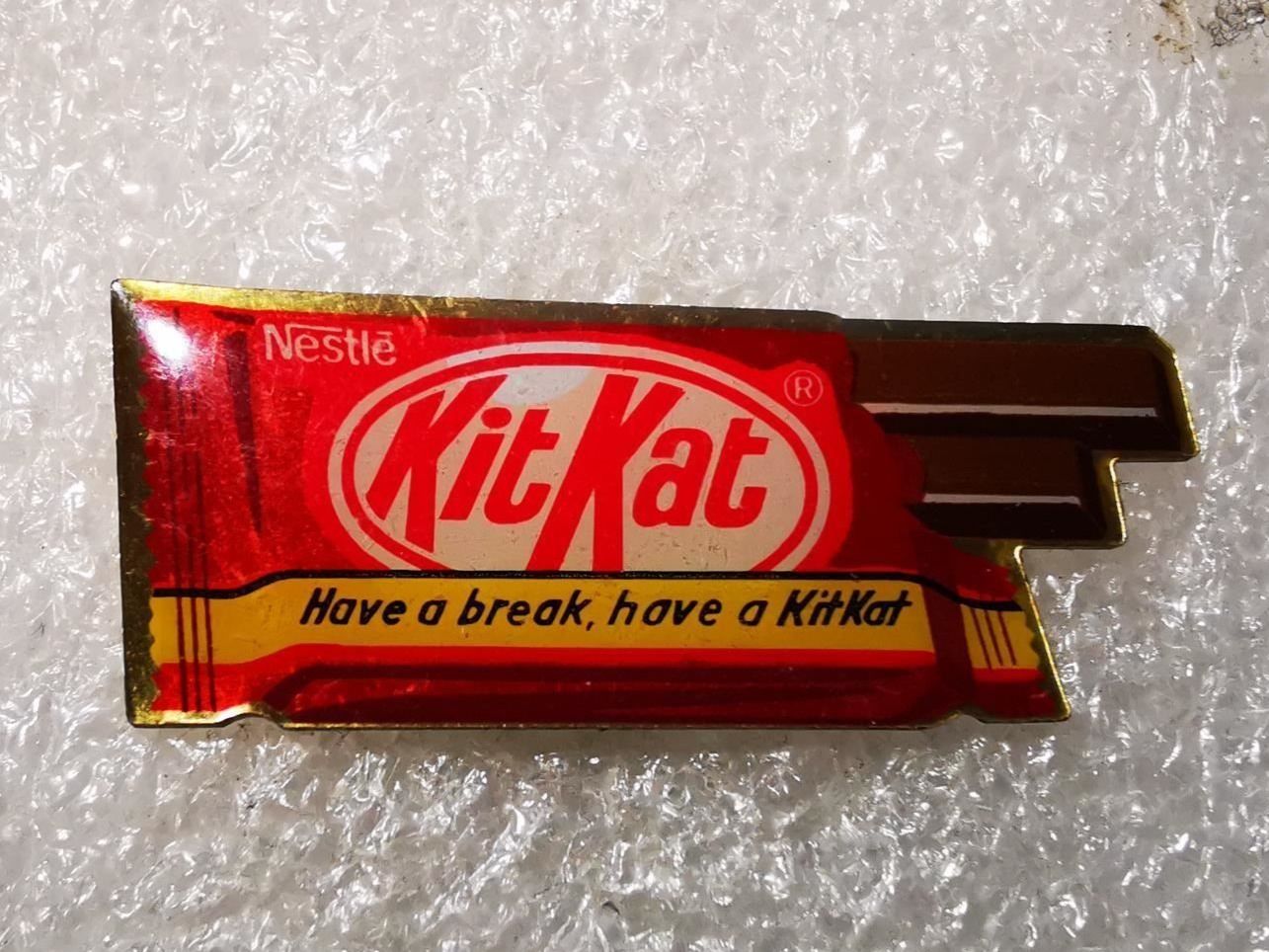 Plaketten & Abzeichen: Ansteckpin 79: KitKat – Gebraucht aus Oppligen von Pin-Fall-Shop