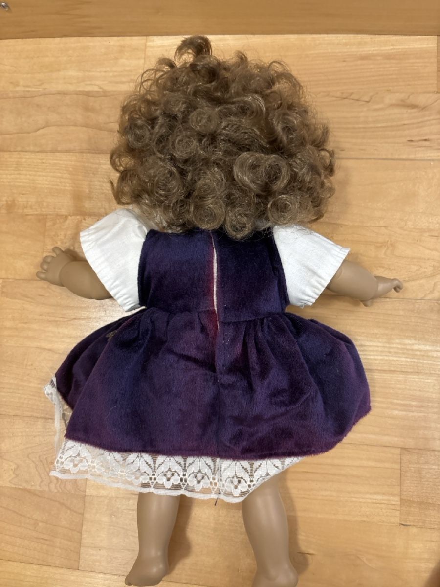 Bambole: Plastikpuppe mit lila Kleid und Spitze – Usato da Wil SG venduto da ros_5ypg 2