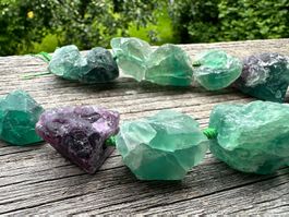 Ungeschliffener Fluorit-Strang (grosse Steine)