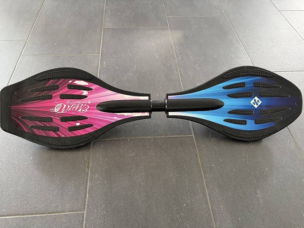 Skateboards: Waveboard blau-pink guter Zustand – Gebraucht aus Zuzwil SG von Libi0