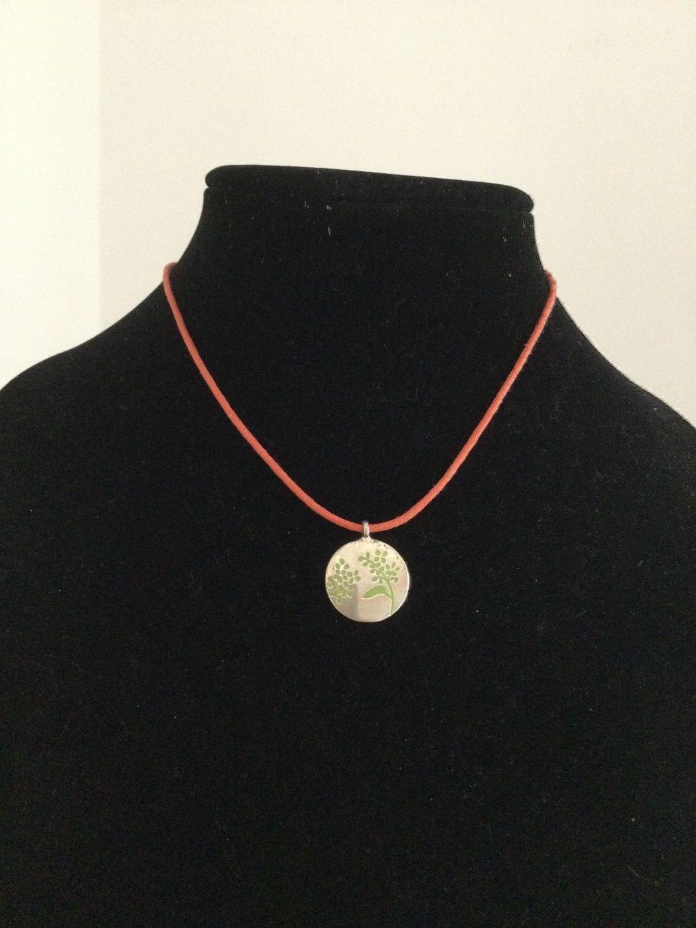 Colliers: Collier médaille fleurs vertes-pommes FS – Neuf (Voir description) à Agiez par chouchanelle 1