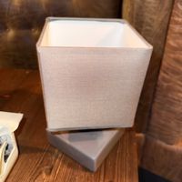 Lampe de table moderne, abat-jour tissu beige, parfait état!