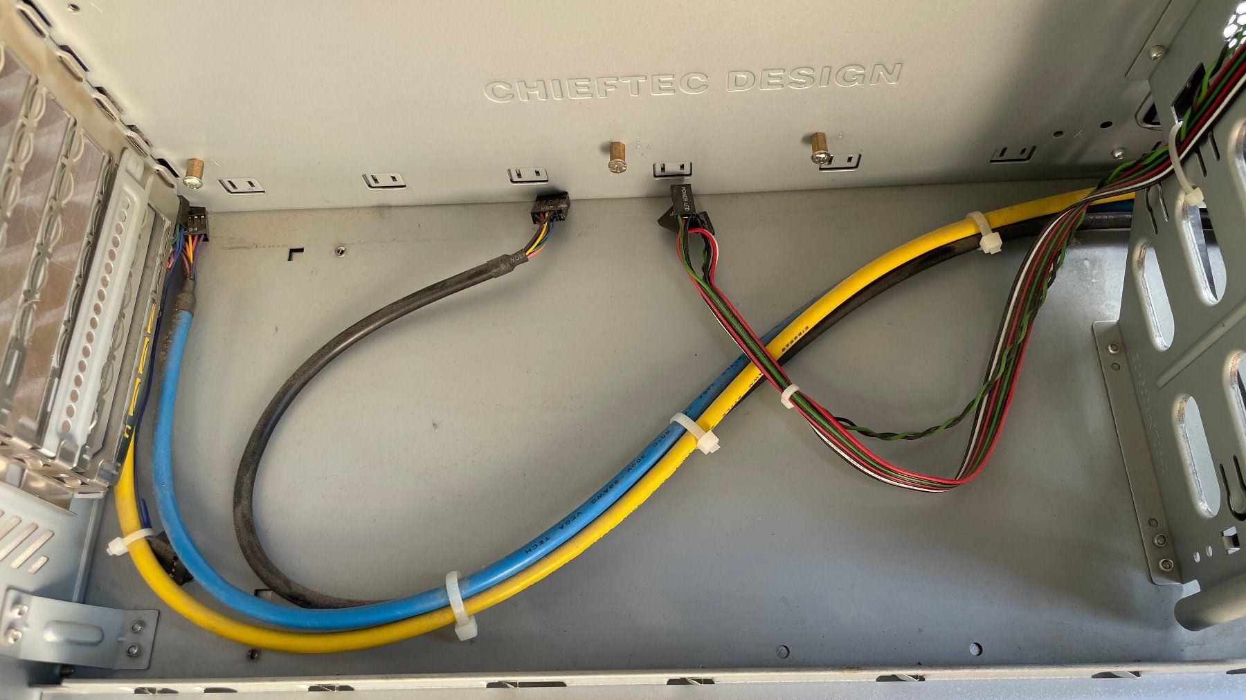 Chieftec Custodie: CHIEFTEC PC Tower Gehäuse – Usato da Glattfelden venduto da cybermaxx 9
