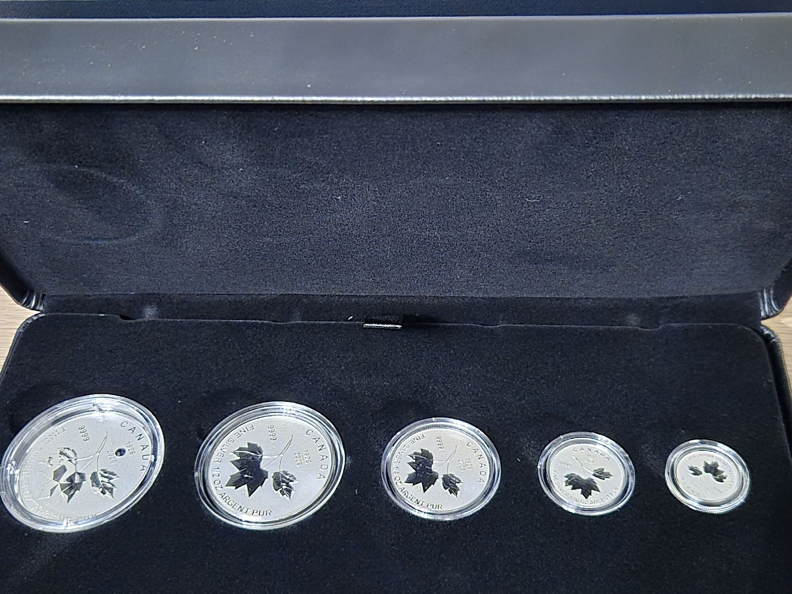 Tutti le monete: Set 5 silbermünzen Elisabeth ll/Charles lll – Nuovo e nell'imballaggio originale da Tenero venduto da Poker80 1