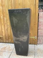 Robuster, hoher Pflanztopf, ideal für den Garten. 
