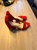 Rote Sandalen mit Blockabsatz