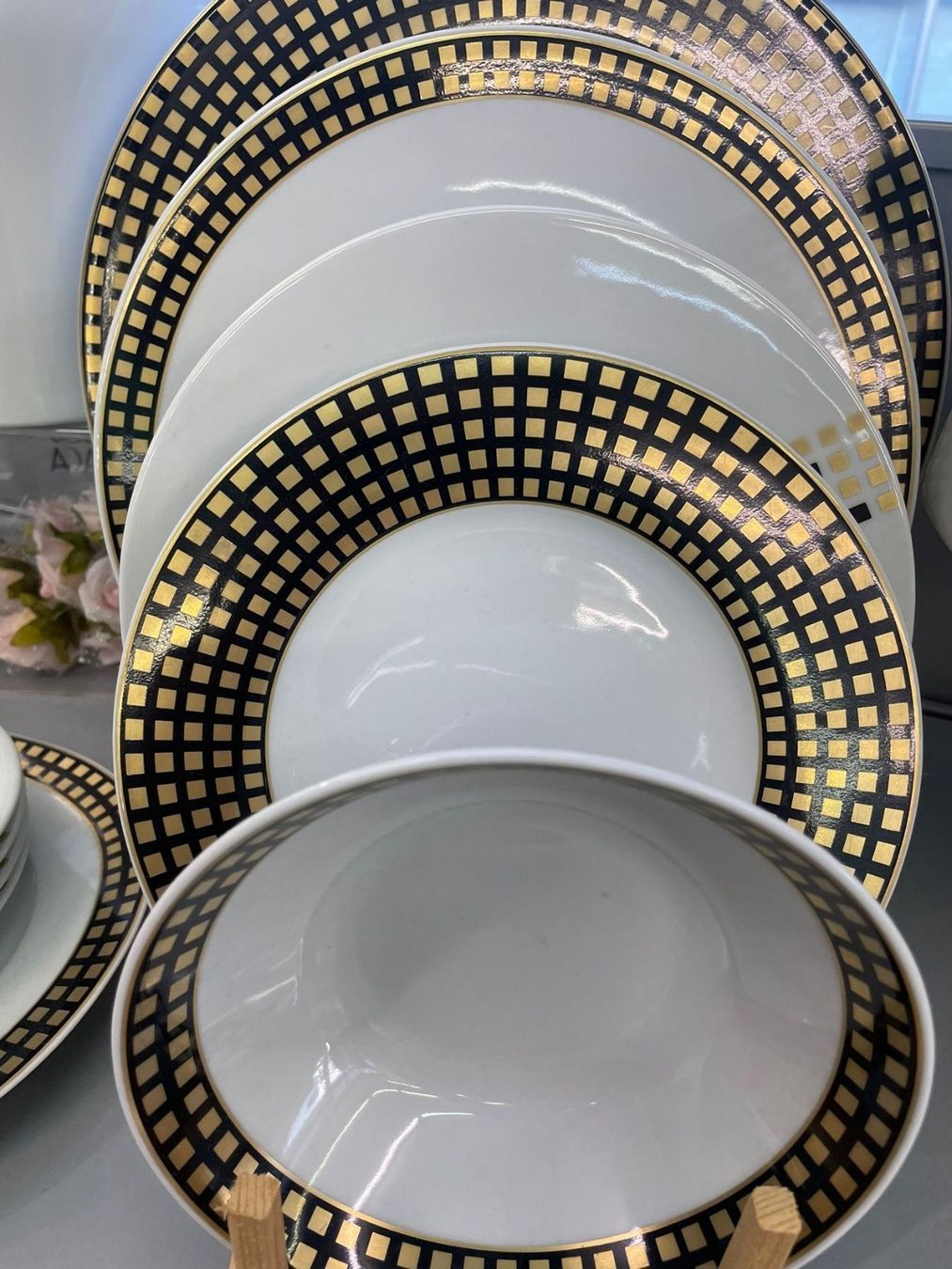 Services de table: Porzellan Geschirrset "Iris" 97-teilig – Neuf avec emballage d'origine à Reinach AG par evimshop 6