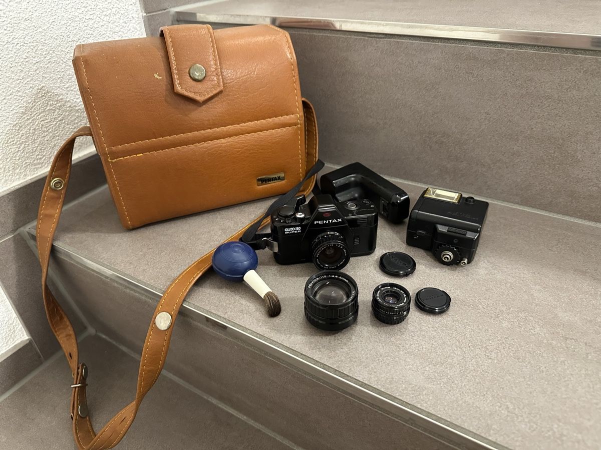 Pentax Fotocamera: Pentax Auto 110 Super Kamera Set mit 3 Linsen und Blitz! – Usato da Ebikon venduto da Gaenggeliwaar