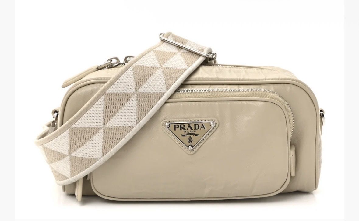 Prada Taschen für Damen: Prada Tasche creme beige mit Etikett – Neu und originalverpackt aus Pfaffhausen von Klaras_second_hand