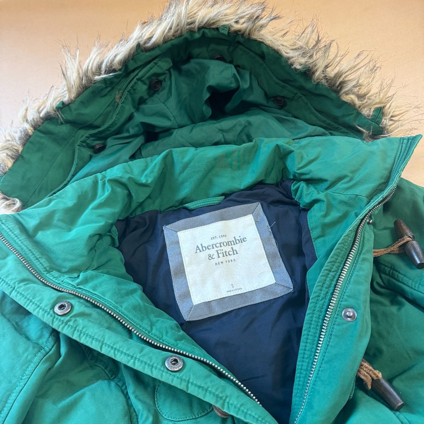 Abercrombie Giacche: Abercrombie and Fitch green winter jacket – Usato da St. Gallen venduto da sourced_limited 5