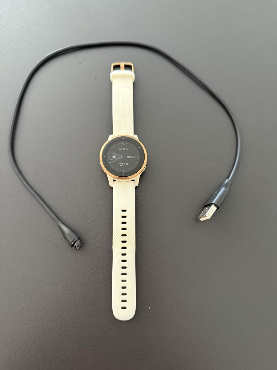 Garmin Smartwatch: Garmin Vivoactive 4S weiss mit Ladekabel – D'occasion à Wettswil par Catli610