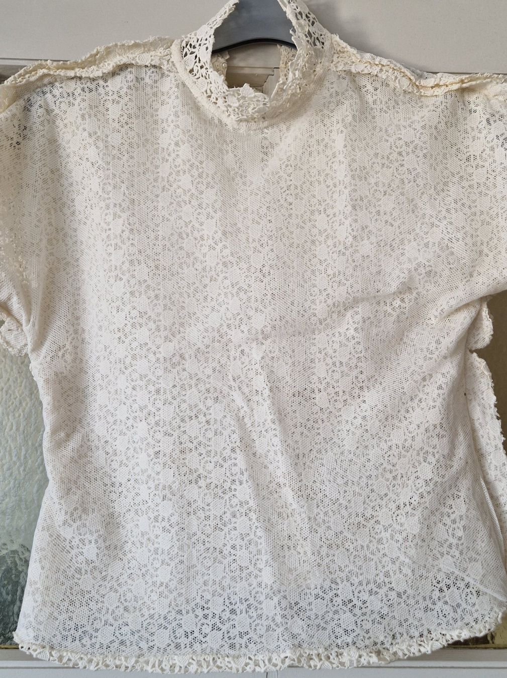 Blusen: Elegante Spitzenbluse, Creme, Gr. S, Perlenknöpfe – Gebraucht aus Bern von Antikbatik 1