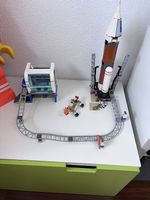 Weltraumrakete mit Kontrollzentrum