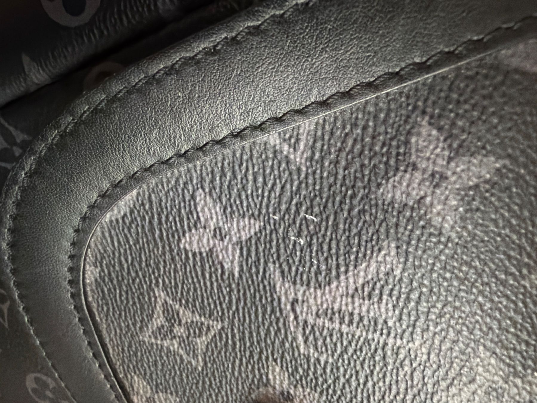 Louis Vuitton Zaini: Louis Vuitton Saumur Backpack Monogram Eclipse guter Zustand – Usato da Küssnacht am Rigi venduto da jul_lq8x 5