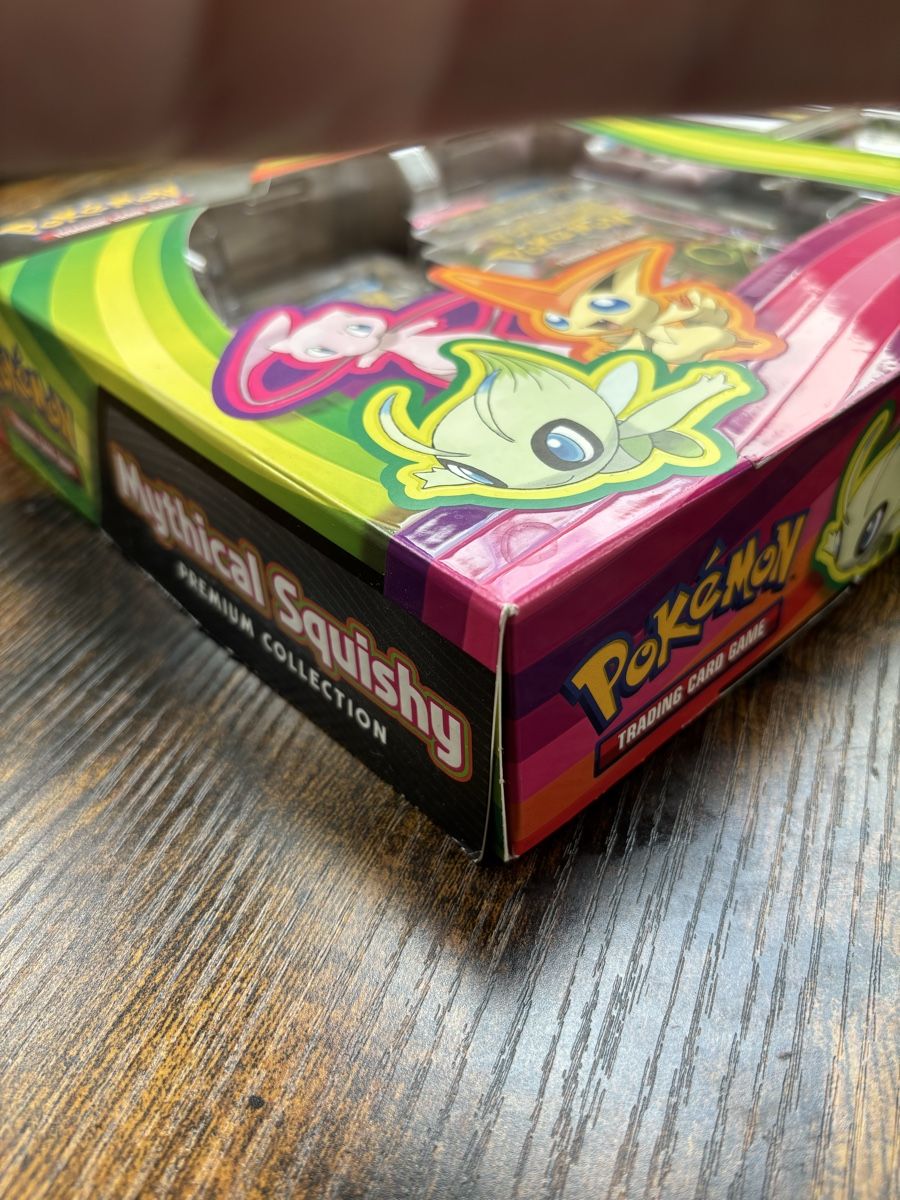 Pokémon Carte collezionabili: Pokemon Mythical Squishy Premium Collection Box – Nuovo e nell'imballaggio originale da Wangen b. Olten venduto da MimiMiim 2