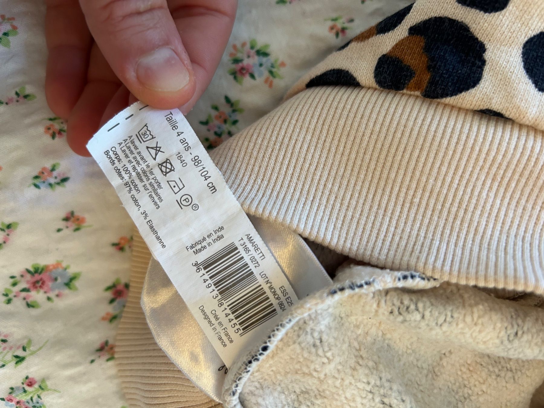 Pulls et sweat-shirts: Pull Monoprix taille 104 – D'occasion à Lausanne par SaraSkjellaug 1