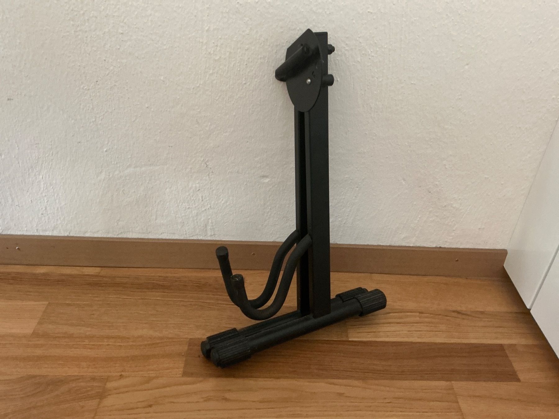 Supporti per strumenti musicali & leggii: Gitarrenständer/Bassständer. Direkt hinstellen oder spielen – Usato da Kilchberg venduto da molinoch 3