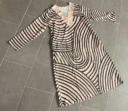Robes: Kleid mit Muster und V-Ausschnitt Grösse L – D'occasion à Lommis par manmarmi 5