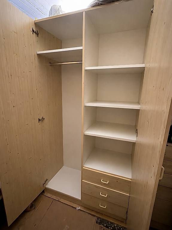 Schränke: Kleiderschrank – Gebraucht aus Flums von EsRamadani 1
