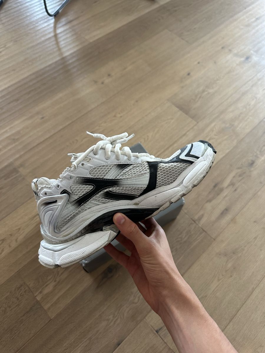 Balenciaga Scarpe da uomo: Balenciaga Runner White/Black – Usato da Seltisberg venduto da izz_8xth 2