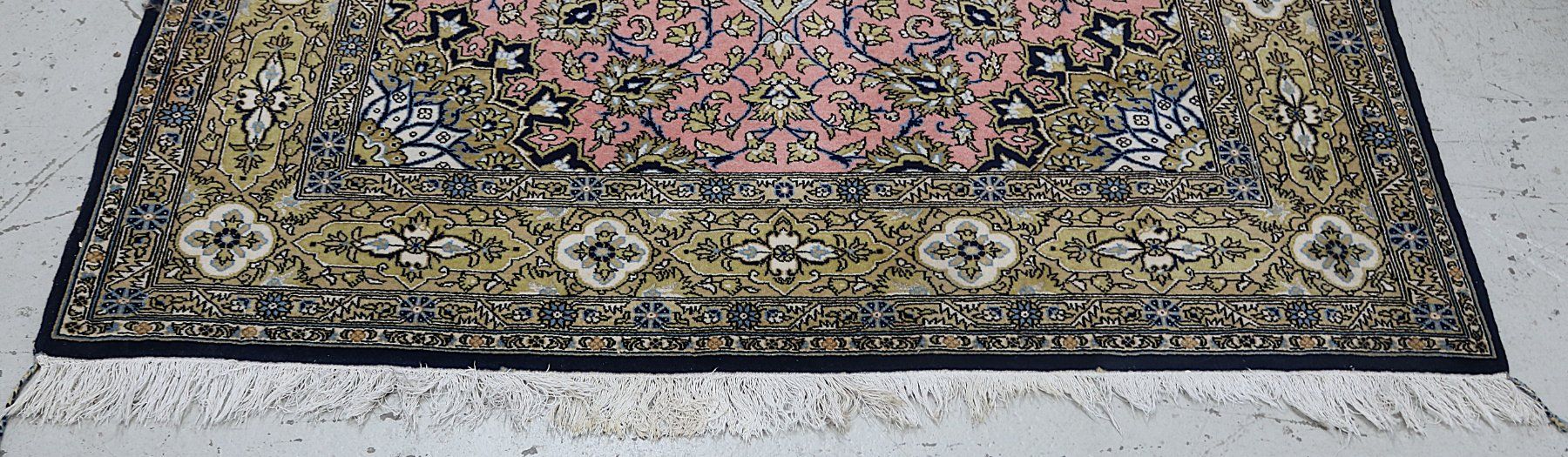 Teppiche: Teppich in Rosatöne/ mehrfarbig – Gebraucht aus Volketswil von brockipfannenstil 1