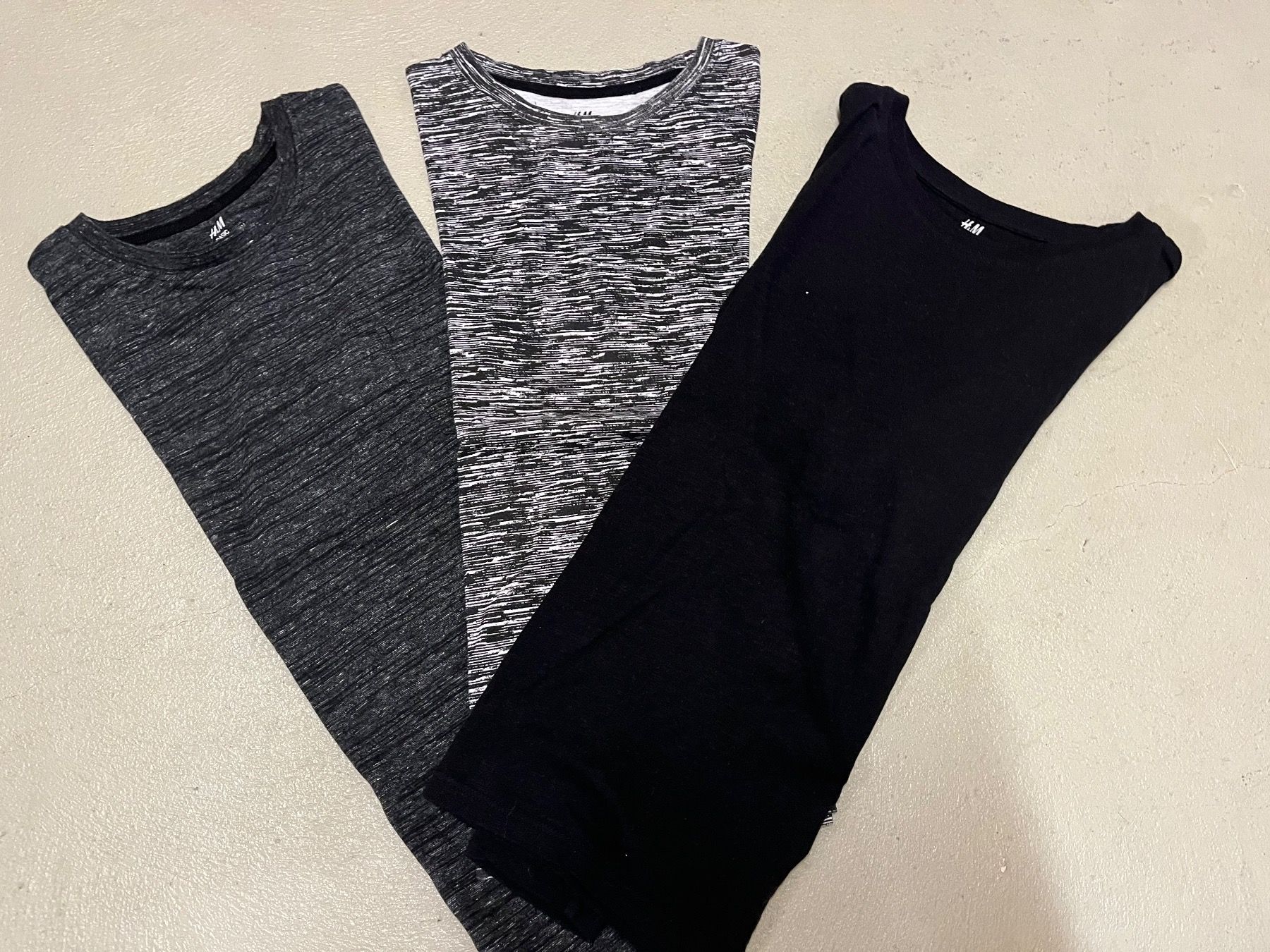 H&M Camicie, T-shirt & Polo: 3x langarm T-Shirts, Gr. 146-152cm – Usato da Gebenstorf venduto da Pphizi