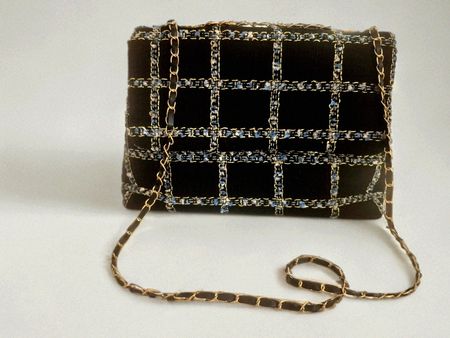 Borsa in tessuto a tracolla nera a quadri con catena dorata